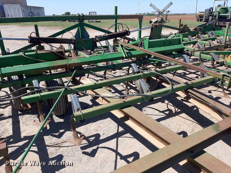 image for item EB9802 John Deere 1060  field cultivator