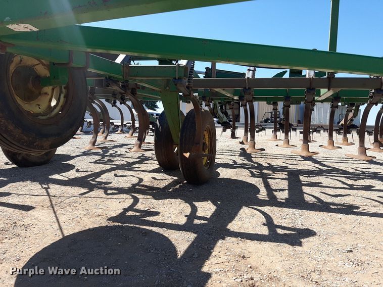 image for item EB9802 John Deere 1060  field cultivator