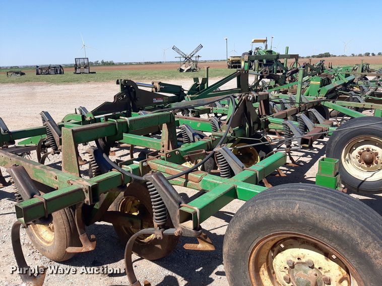 image for item EB9802 John Deere 1060  field cultivator