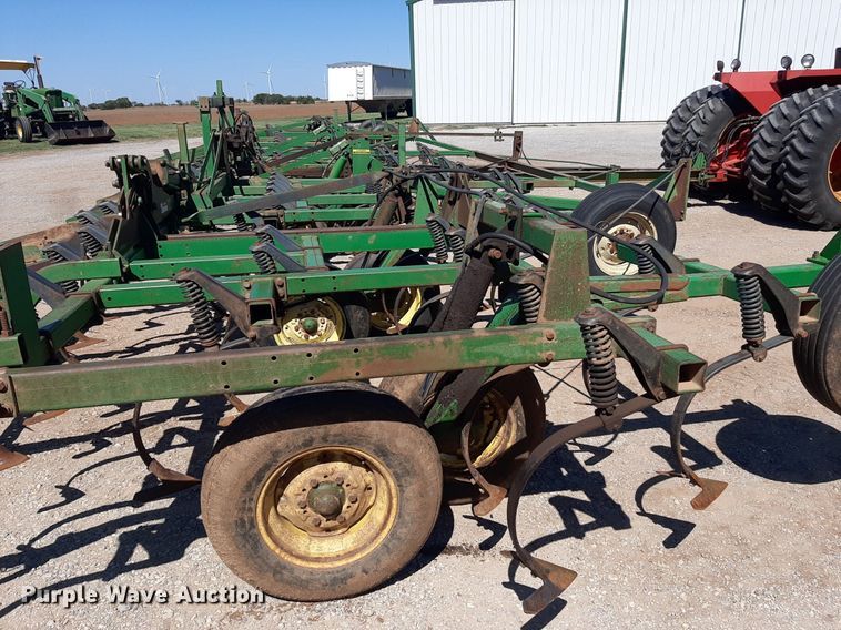 image for item EB9802 John Deere 1060  field cultivator