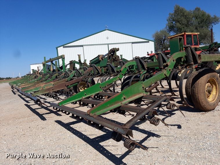 image for item EB9802 John Deere 1060  field cultivator