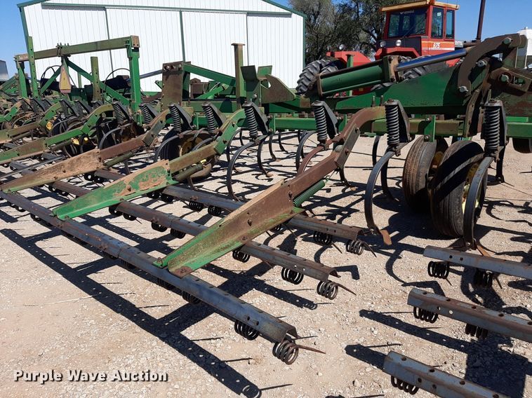 image for item EB9802 John Deere 1060  field cultivator
