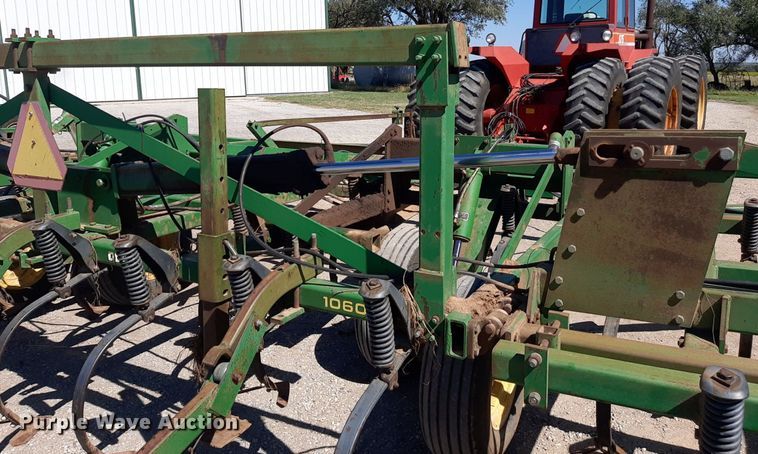 image for item EB9802 John Deere 1060  field cultivator