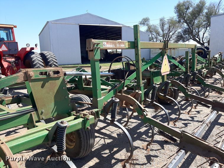 image for item EB9802 John Deere 1060  field cultivator