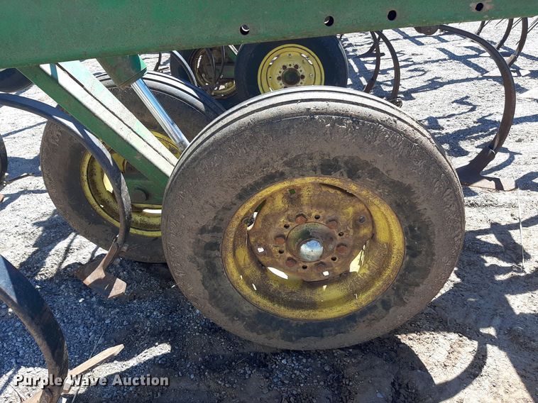 image for item EB9802 John Deere 1060  field cultivator