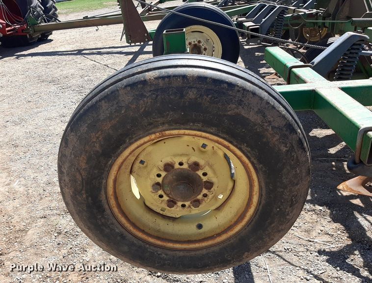 image for item EB9802 John Deere 1060  field cultivator