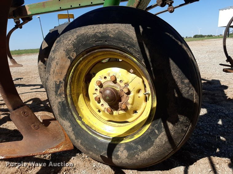 image for item EB9802 John Deere 1060  field cultivator