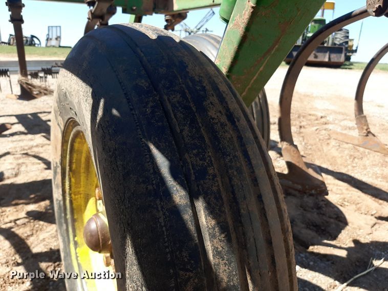 image for item EB9802 John Deere 1060  field cultivator
