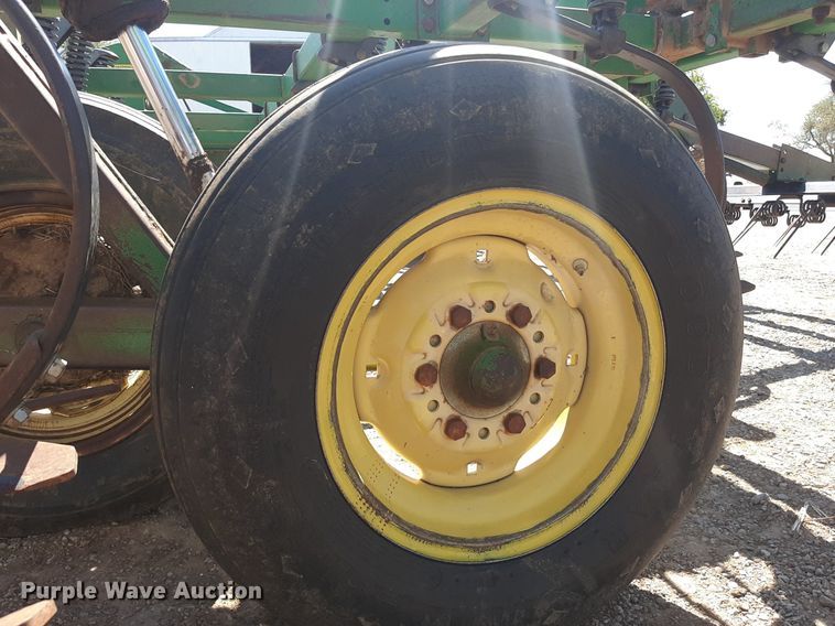 image for item EB9802 John Deere 1060  field cultivator