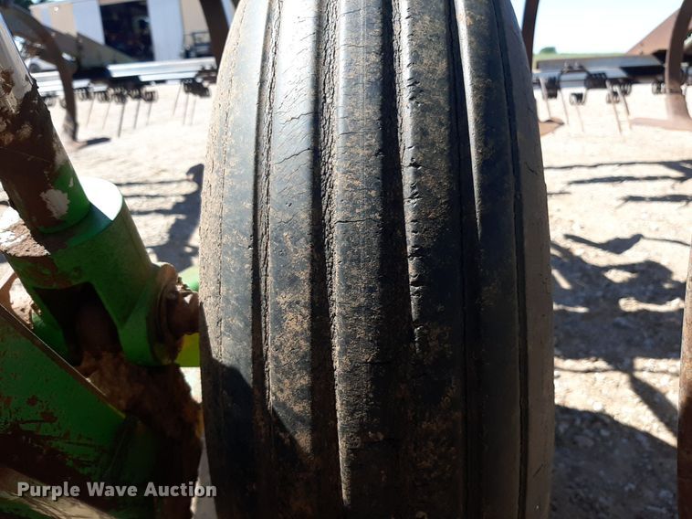 image for item EB9802 John Deere 1060  field cultivator