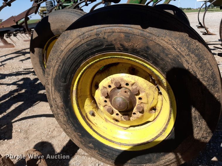 image for item EB9802 John Deere 1060  field cultivator