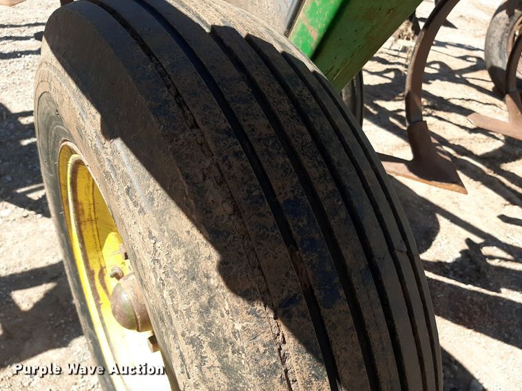 image for item EB9802 John Deere 1060  field cultivator