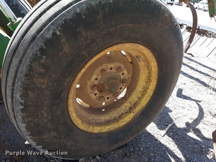 image for item EB9802 John Deere 1060  field cultivator