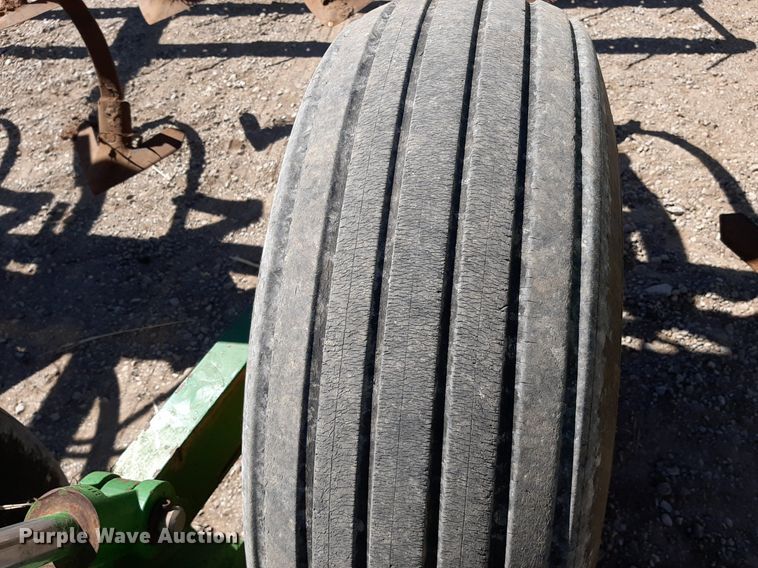 image for item EB9802 John Deere 1060  field cultivator