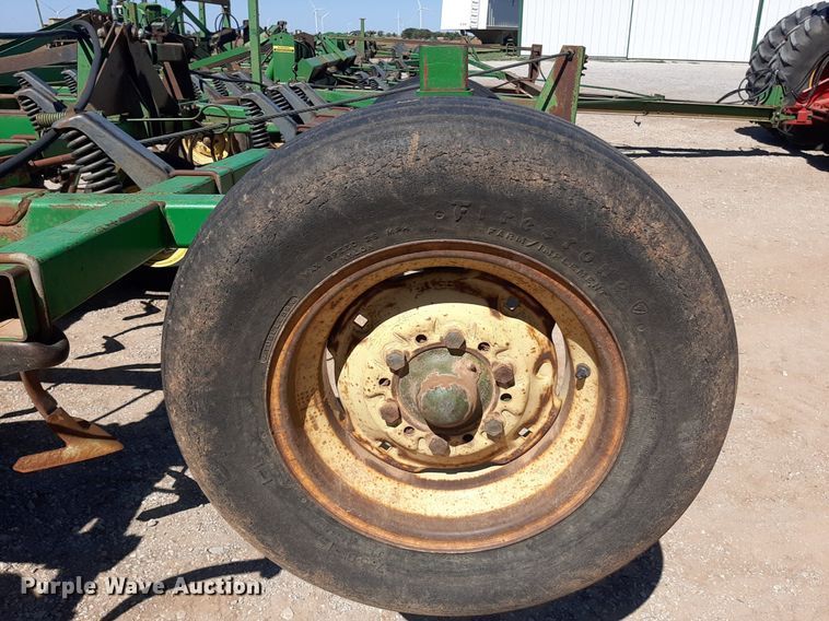 image for item EB9802 John Deere 1060  field cultivator