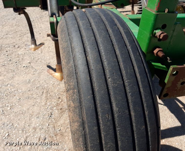 image for item EB9802 John Deere 1060  field cultivator