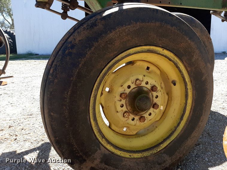 image for item EB9802 John Deere 1060  field cultivator