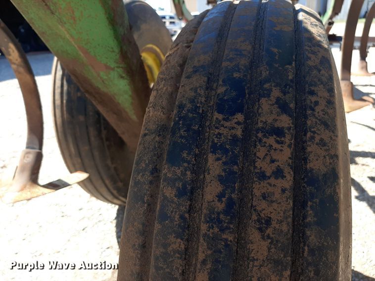 image for item EB9802 John Deere 1060  field cultivator