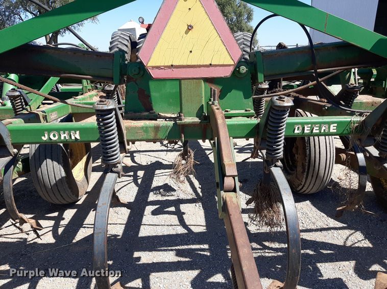 image for item EB9802 John Deere 1060  field cultivator