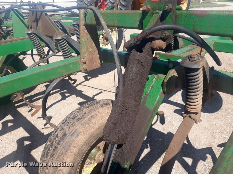 image for item EB9802 John Deere 1060  field cultivator