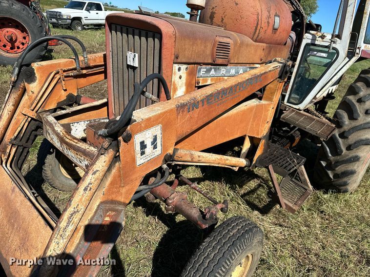 image for item KT9302 International 656  tractor