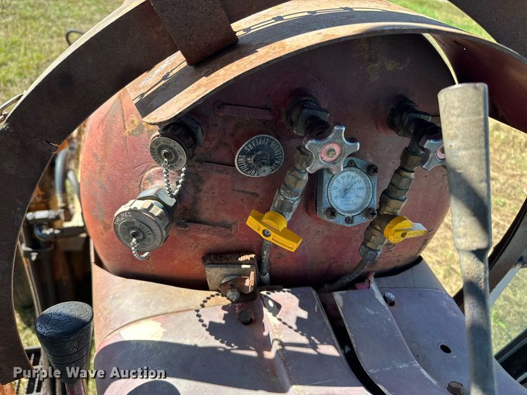 image for item KT9302 International 656  tractor