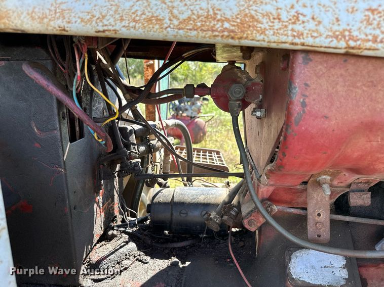 image for item KT9302 International 656  tractor