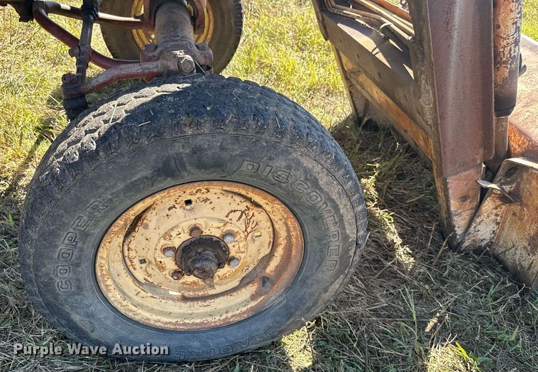 image for item KT9302 International 656  tractor