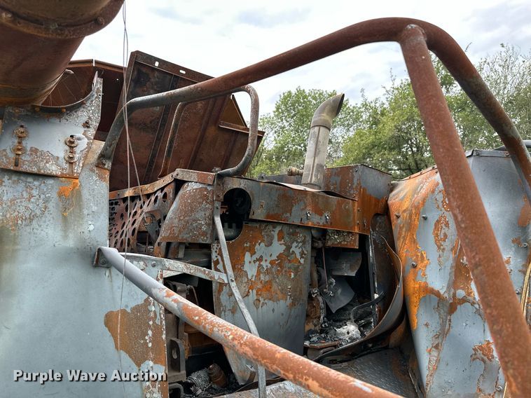 image for item KT9316 2001 Case IH 2388  combine