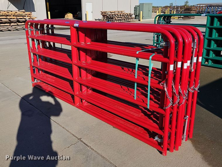 image for item LM9197 (12) B&W 10' livestock gates