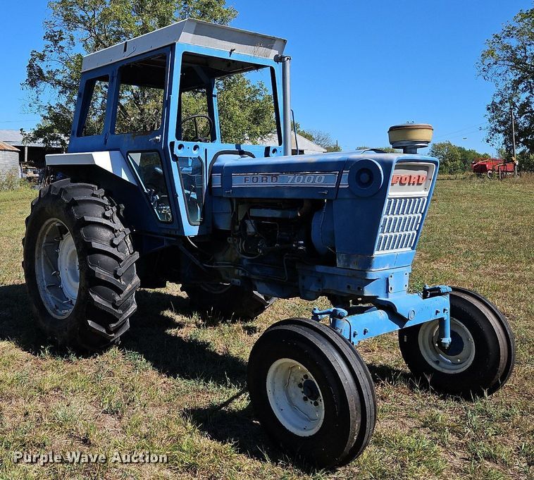 image for item LM9211 1975 Ford 7000  tractor