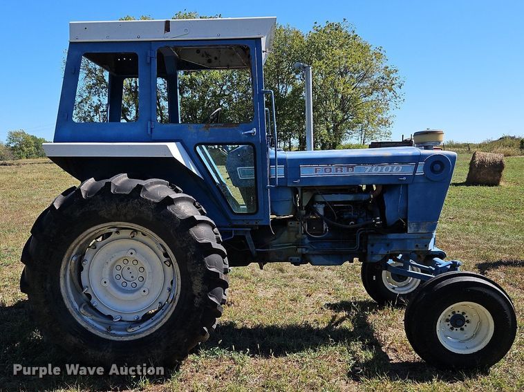 image for item LM9211 1975 Ford 7000  tractor