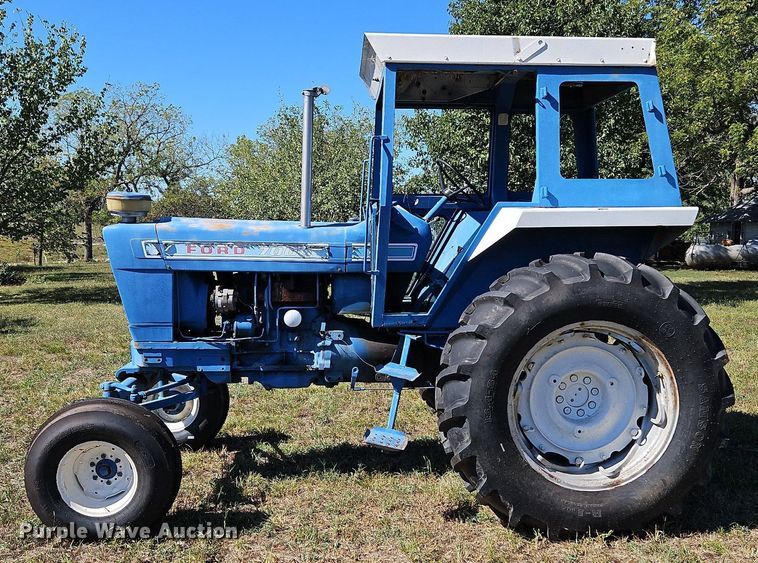 image for item LM9211 1975 Ford 7000  tractor