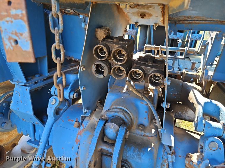 image for item LM9211 1975 Ford 7000  tractor