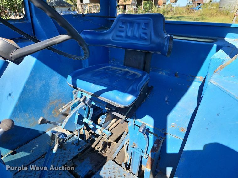 image for item LM9211 1975 Ford 7000  tractor