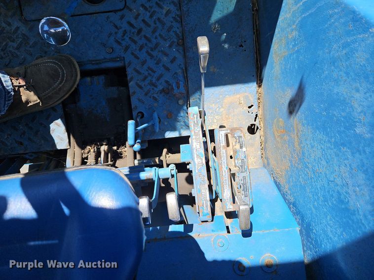 image for item LM9211 1975 Ford 7000  tractor