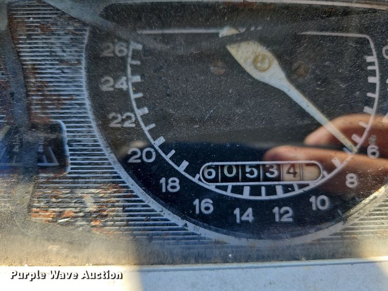 image for item LM9211 1975 Ford 7000  tractor