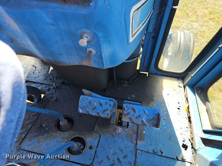 image for item LM9211 1975 Ford 7000  tractor