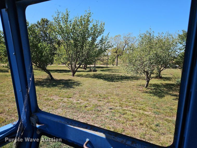 image for item LM9211 1975 Ford 7000  tractor