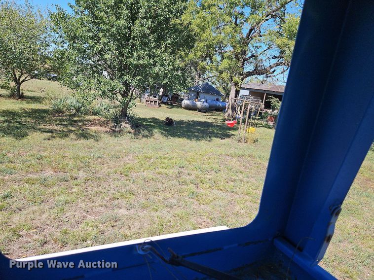 image for item LM9211 1975 Ford 7000  tractor