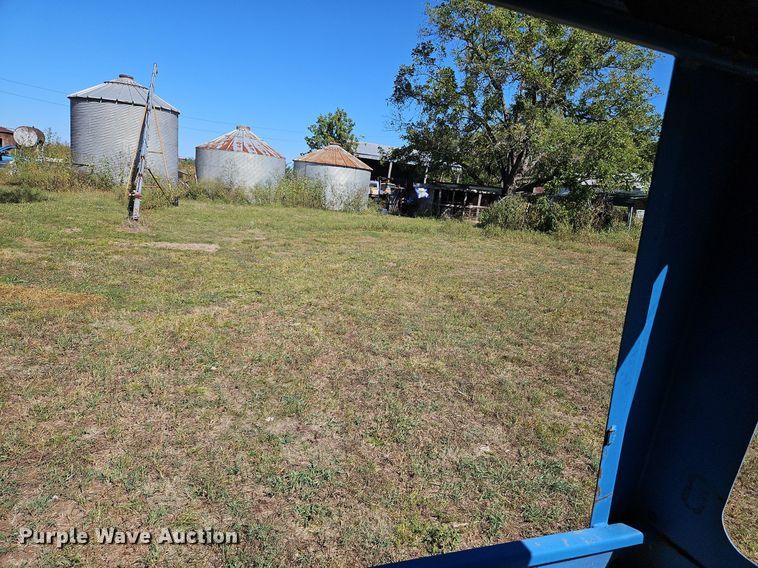 image for item LM9211 1975 Ford 7000  tractor