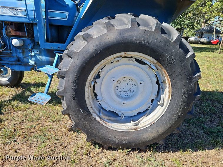 image for item LM9211 1975 Ford 7000  tractor