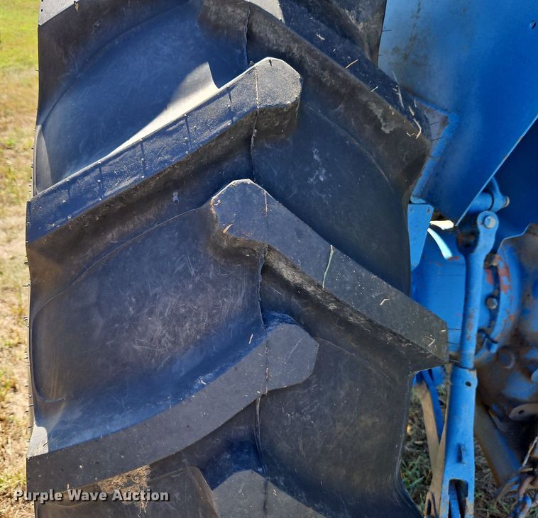 image for item LM9211 1975 Ford 7000  tractor