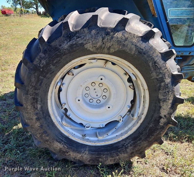 image for item LM9211 1975 Ford 7000  tractor