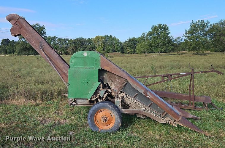 image for item LM9212 Oliver 5  corn picker