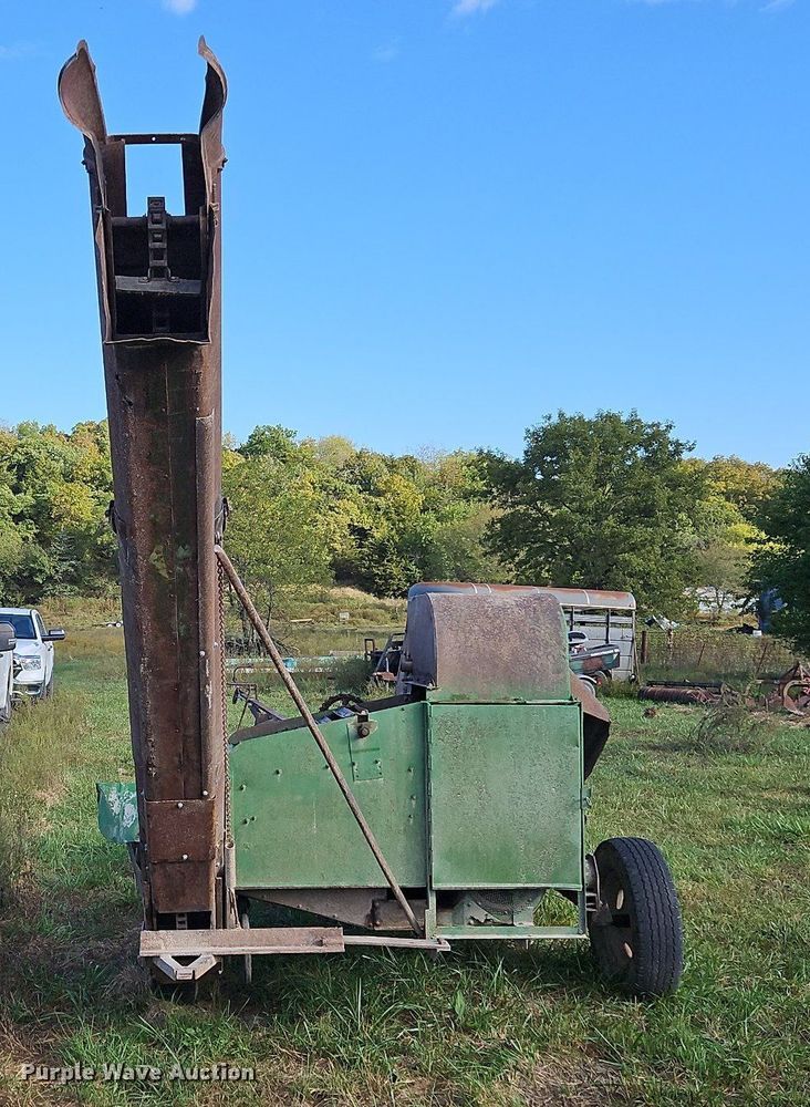 image for item LM9212 Oliver 5  corn picker