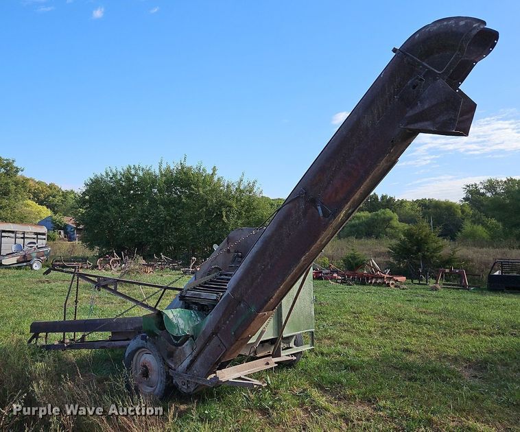 image for item LM9212 Oliver 5  corn picker