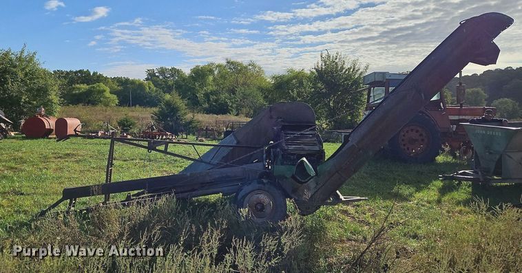 image for item LM9212 Oliver 5  corn picker