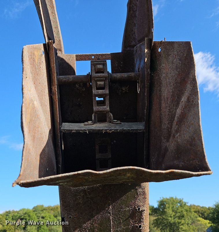 image for item LM9212 Oliver 5  corn picker