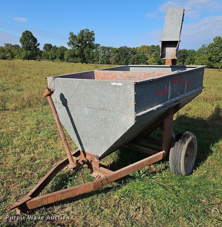 image for item LM9213 Snowco FM60-8  grain cart